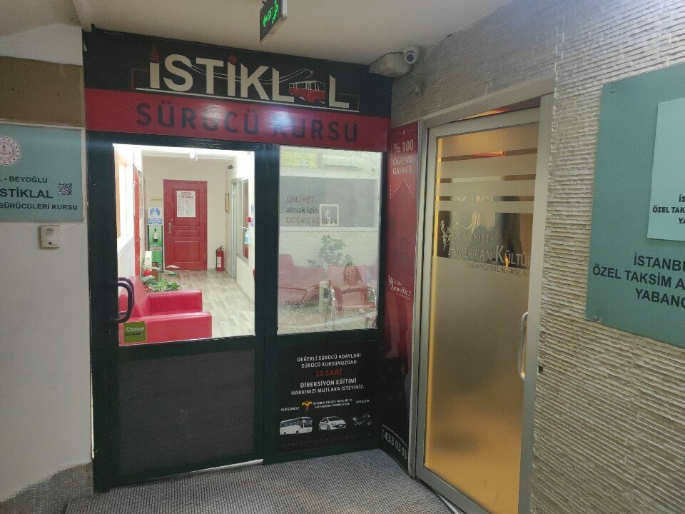 مدرسة لتعليم القيادة İstiklal Sürücü Kursu Taksim Şubesi ، اسطنبول، صورة