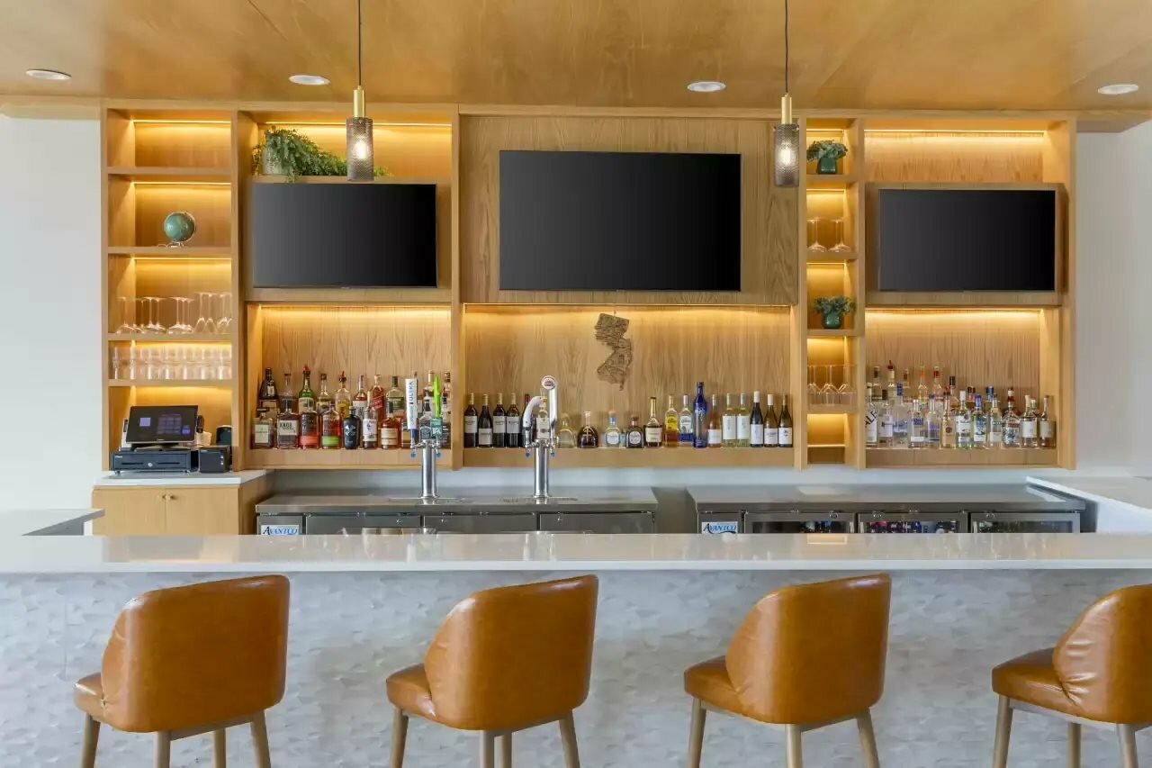 Фото Comfort Inn & Suites Newark Liberty International Airport