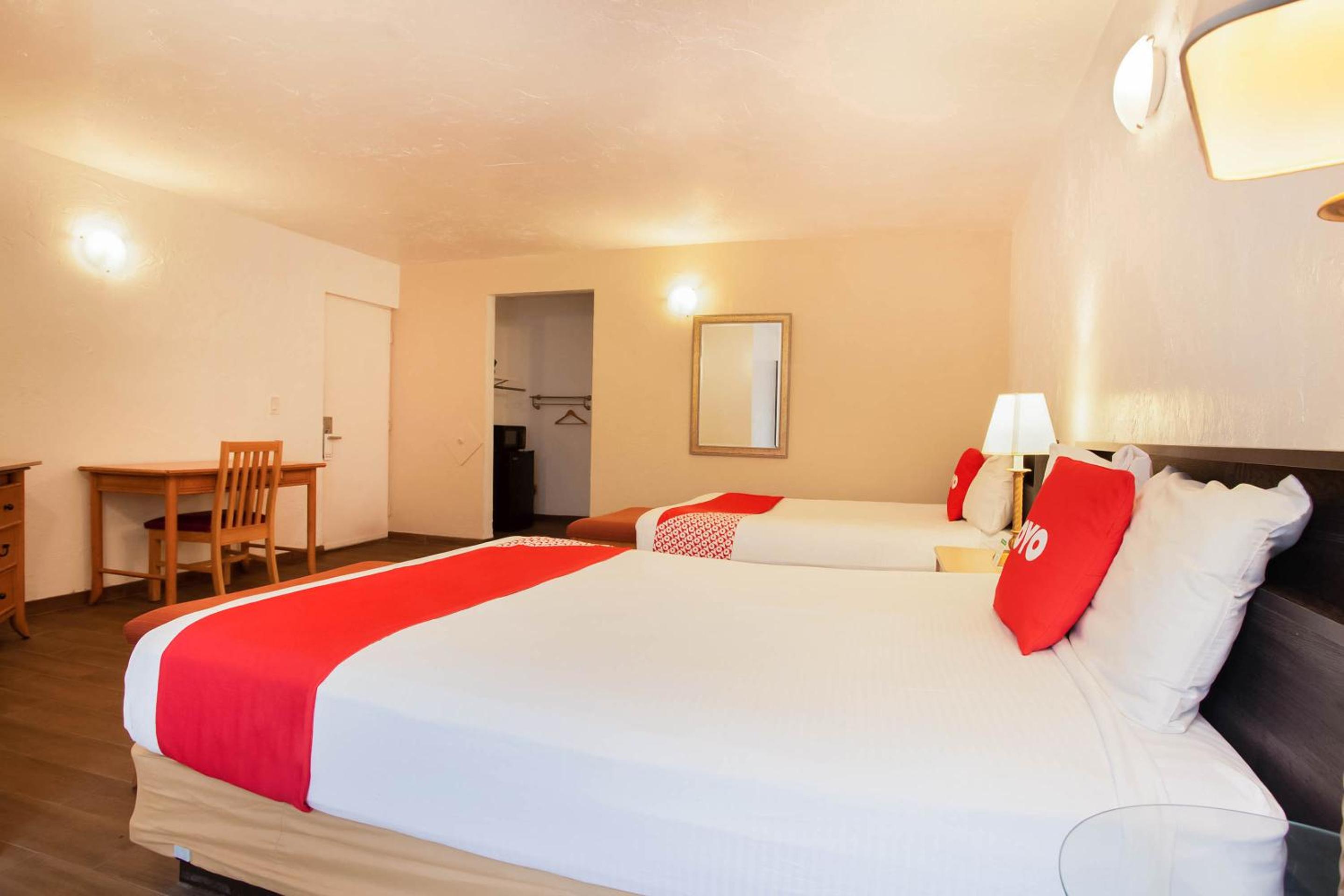 Фото Oyo Waterfront Hotel - Cape Coral/Fort Myers, Fl