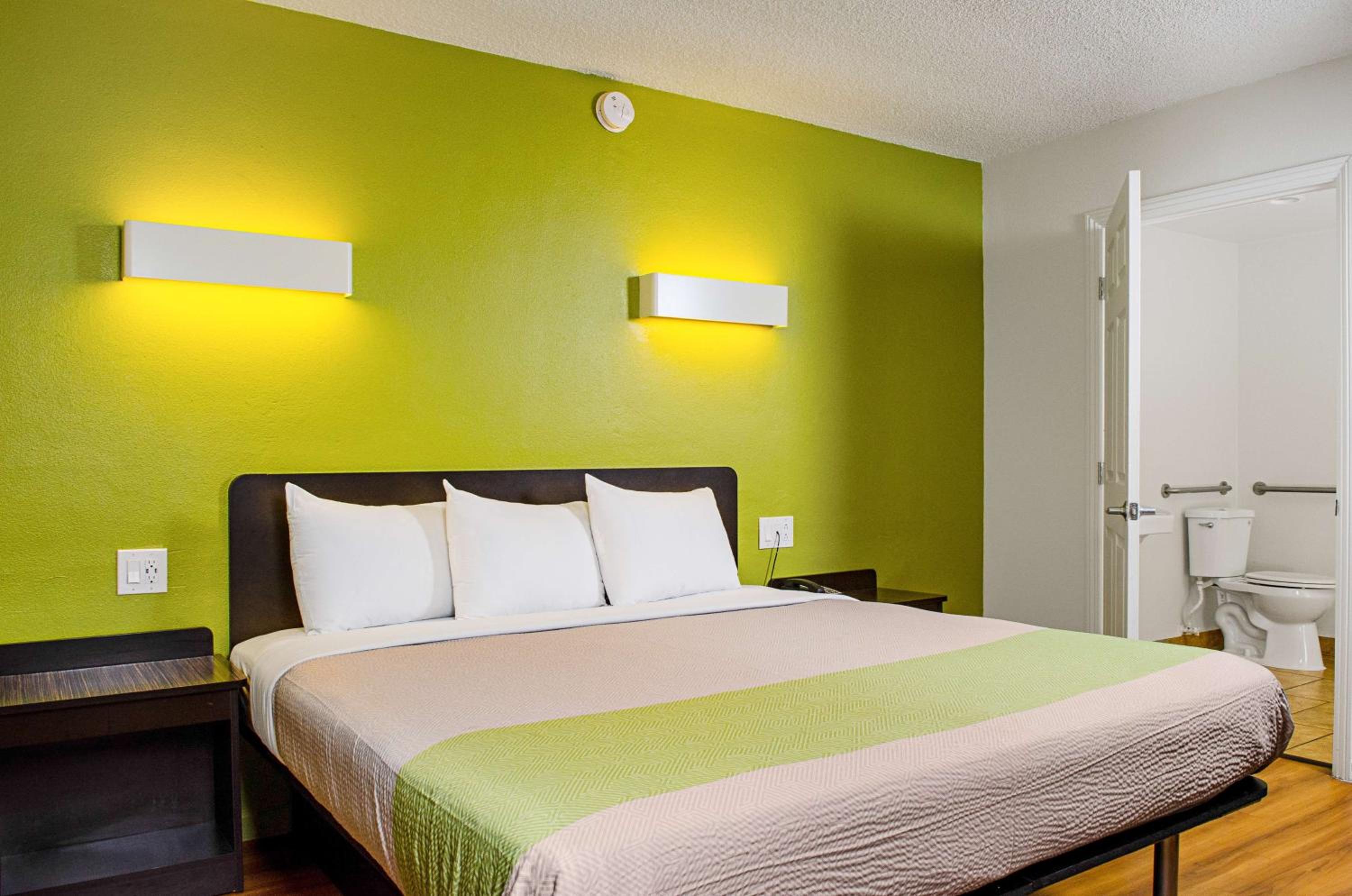 Фото Motel 6 Modesto, Ca - Downtown