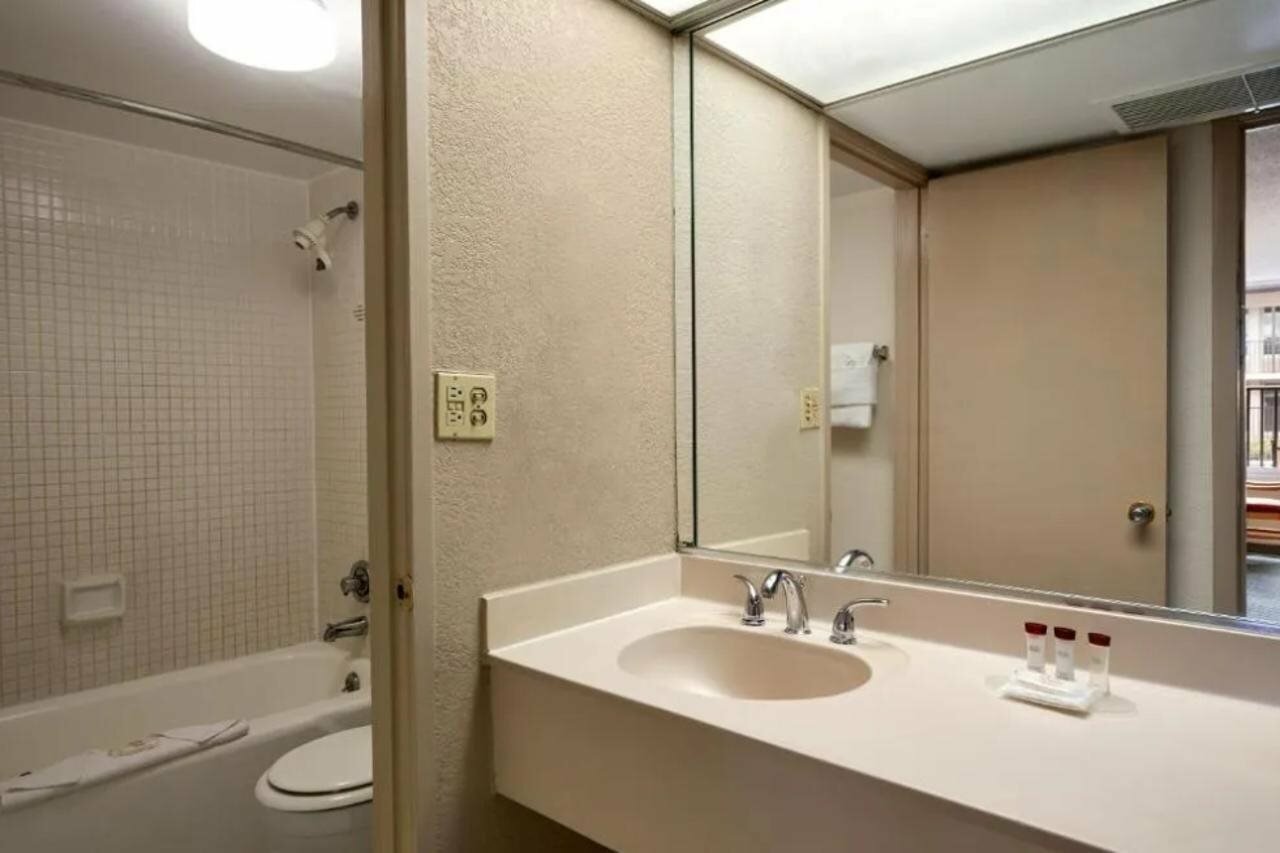 Фото Ramada by Wyndham Kissimmee Gateway