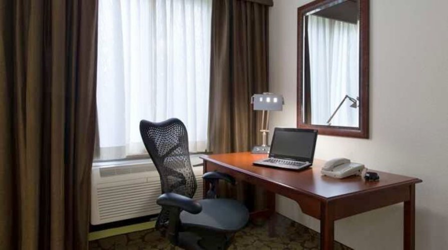 Фото Hilton Garden Inn New York Times Square South