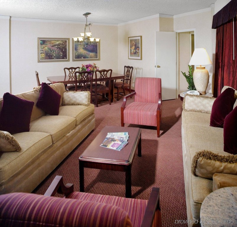 Фото Embassy Suites by Hilton Dallas Love Field