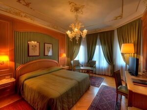 Hotel Regina Palace (Piedmont, Provincia del Verbano-Cusio-Ossola, Corso Umberto I, 29), hotel