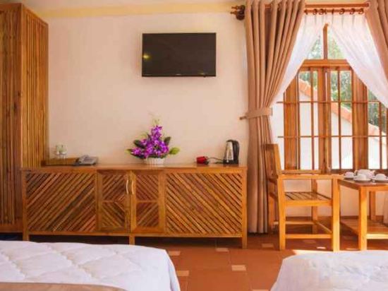 Фото Little Garden Bungalow