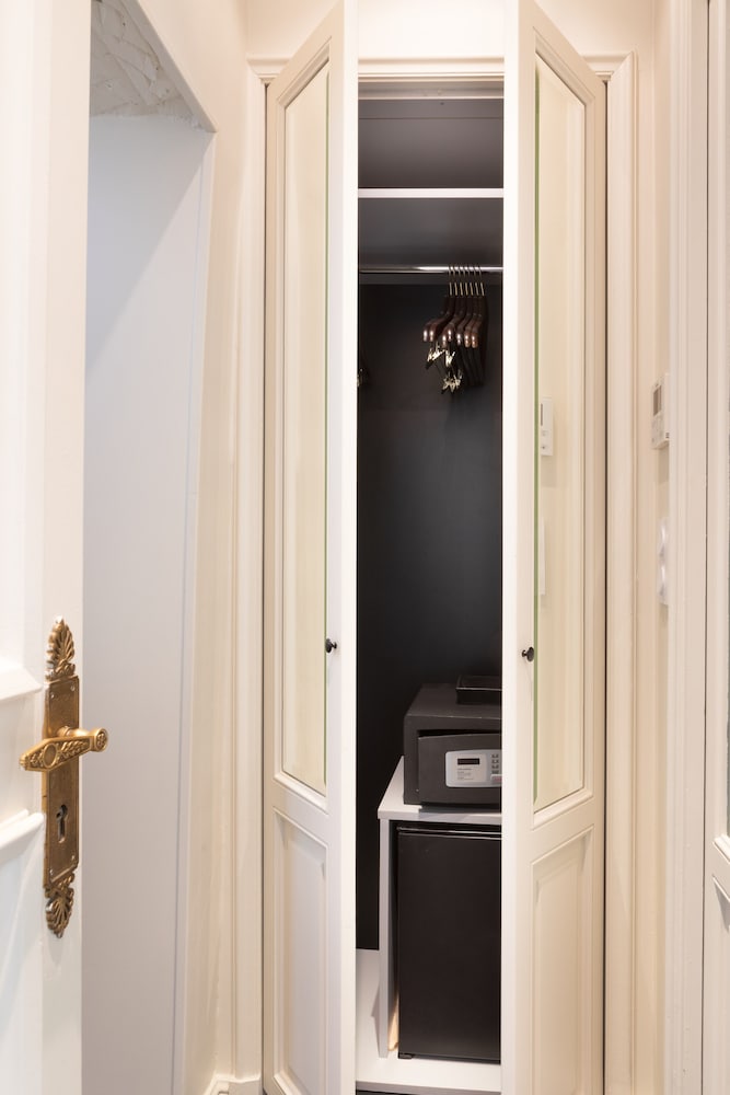 Фото Hotel Verneuil