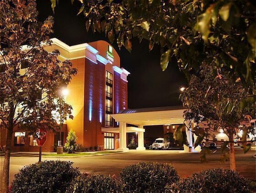 Фото Holiday Inn Express Hotel & Suites Norfolk Airport