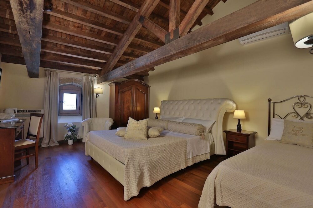 Фото Castello Castriota Scanderbeg Suites De Charme