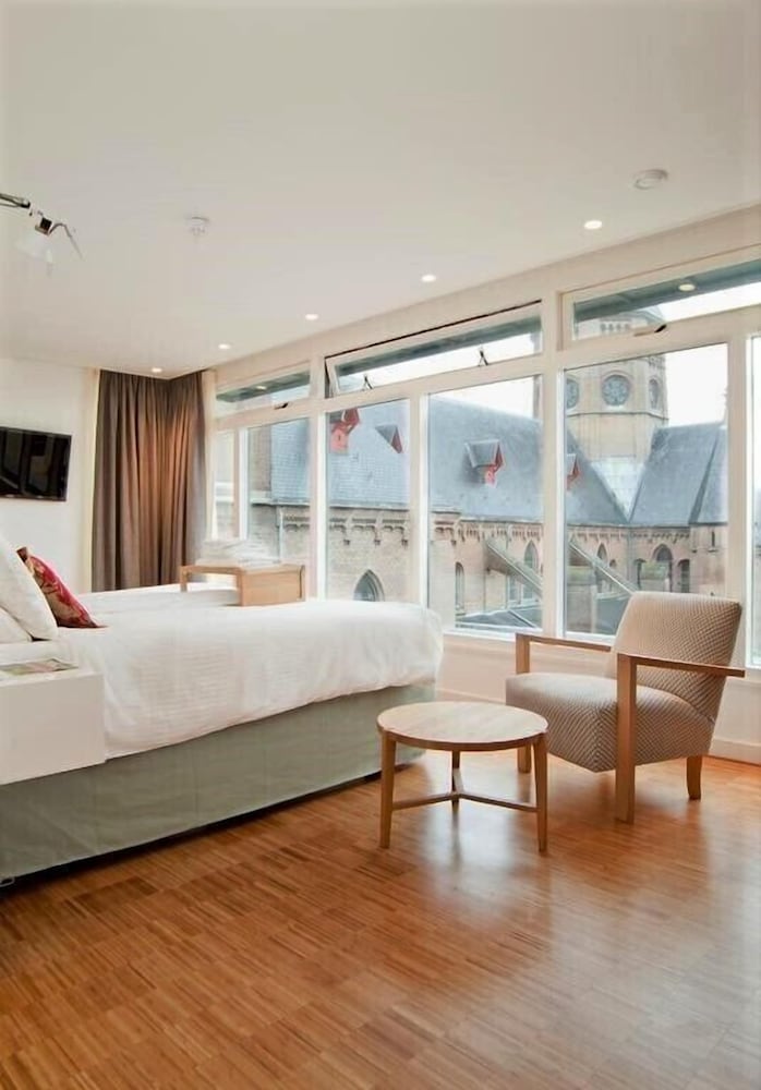 Фото The Bank Hotel