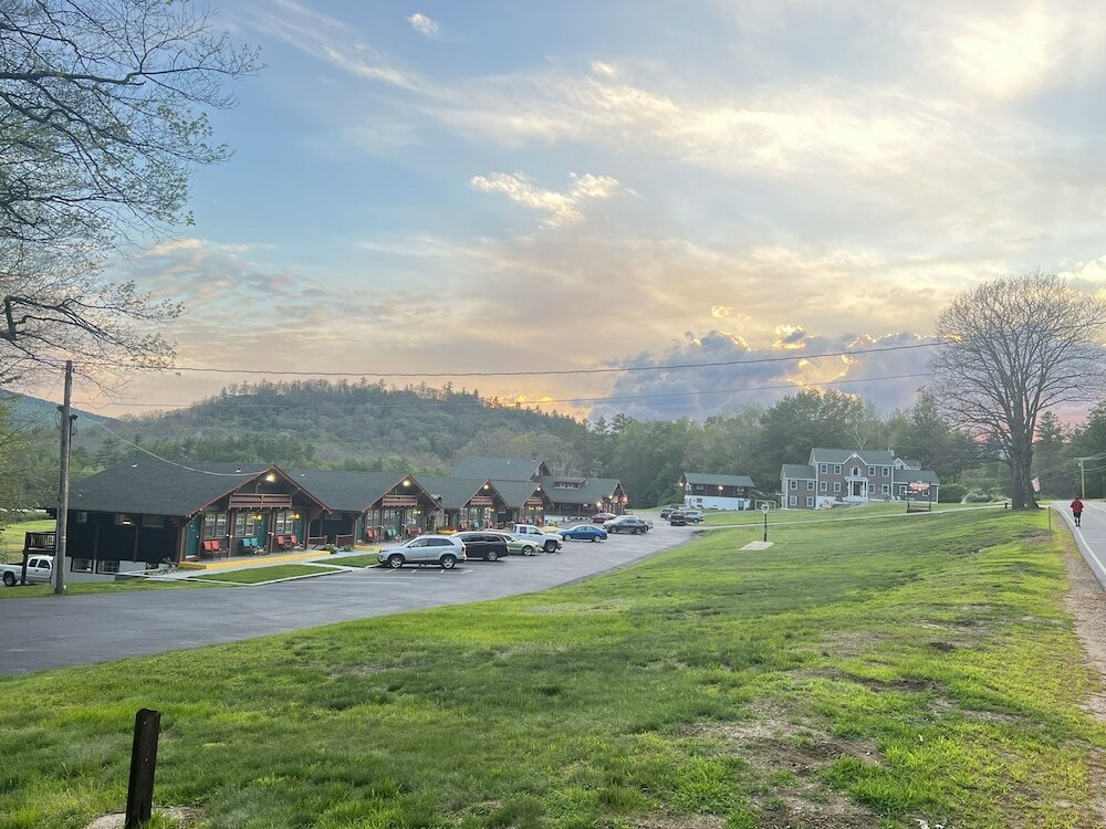 Фото Swiss Chalets Village Inn