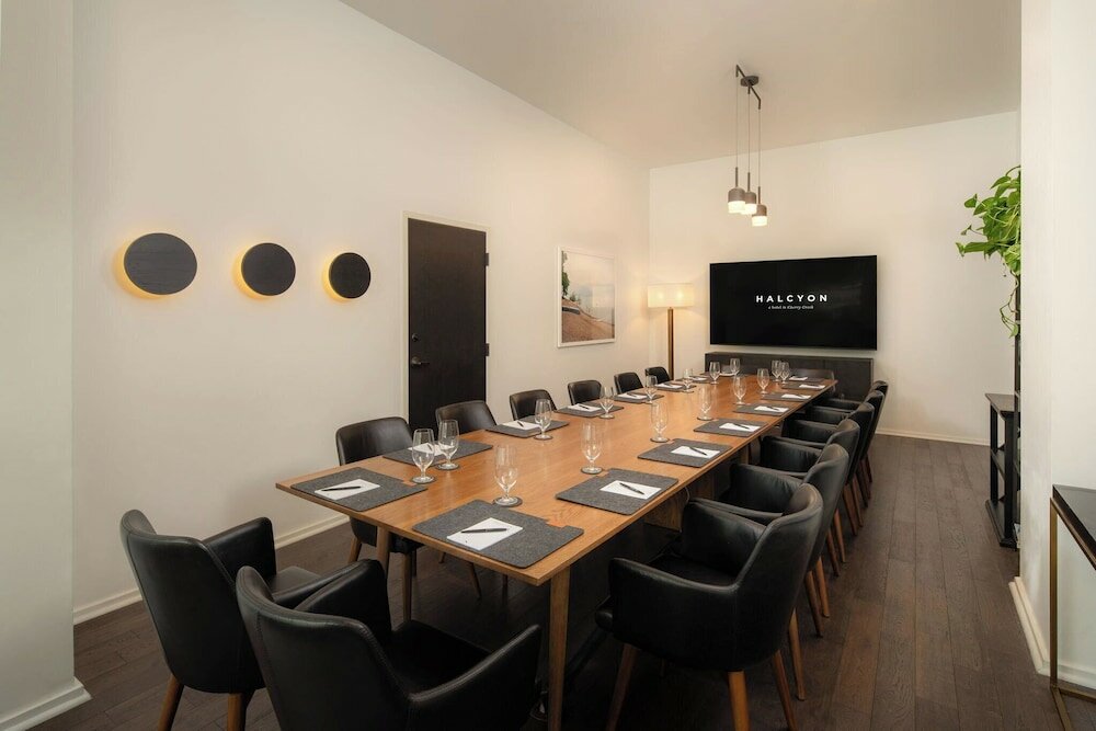 Фото Halcyon - a hotel in Cherry Creek