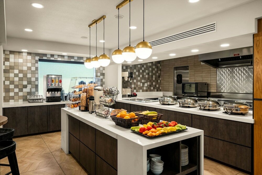 Фото Oxford Suites Redding