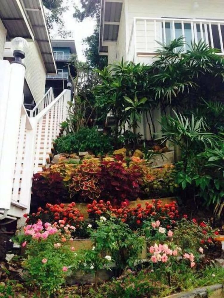 Фото Uphill Cottage