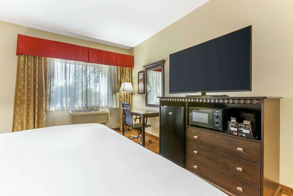 Фото Comfort Inn West