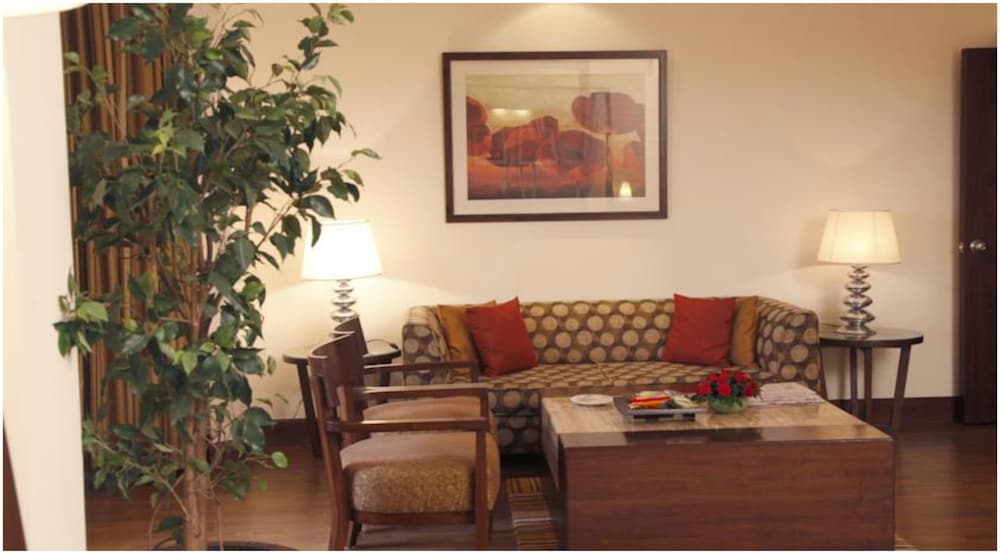 Фото The Retreat Hotel & Convention Centre