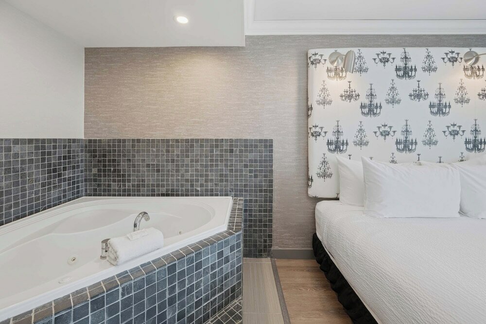 Фото Sandman Signature Toronto Airport Hotel