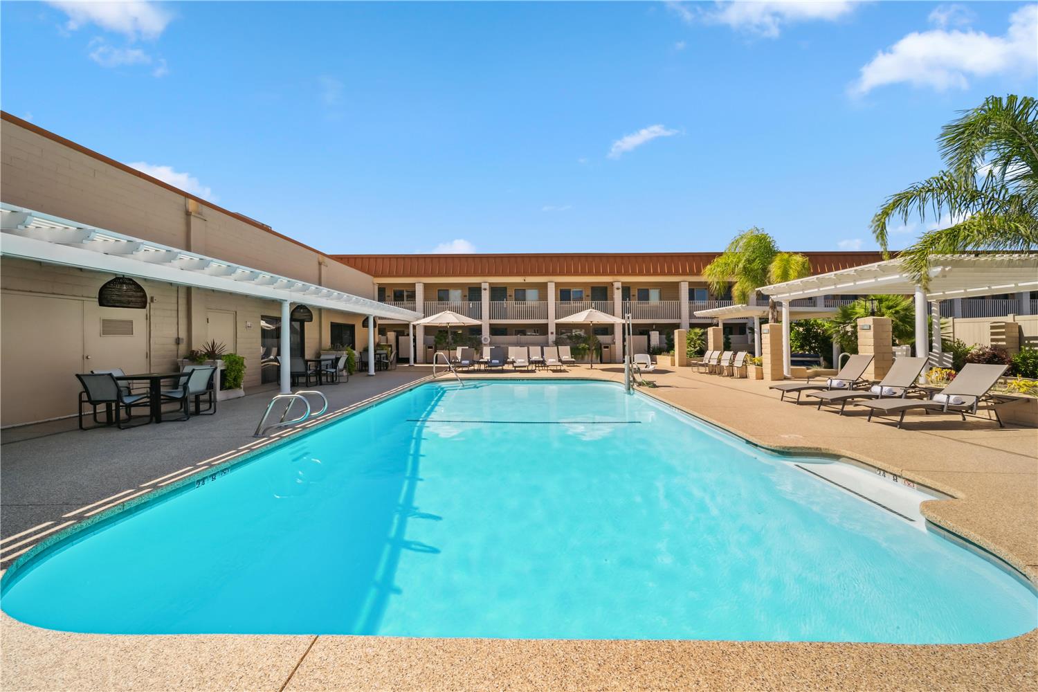 Фото Best Western Plus Hilltop Inn