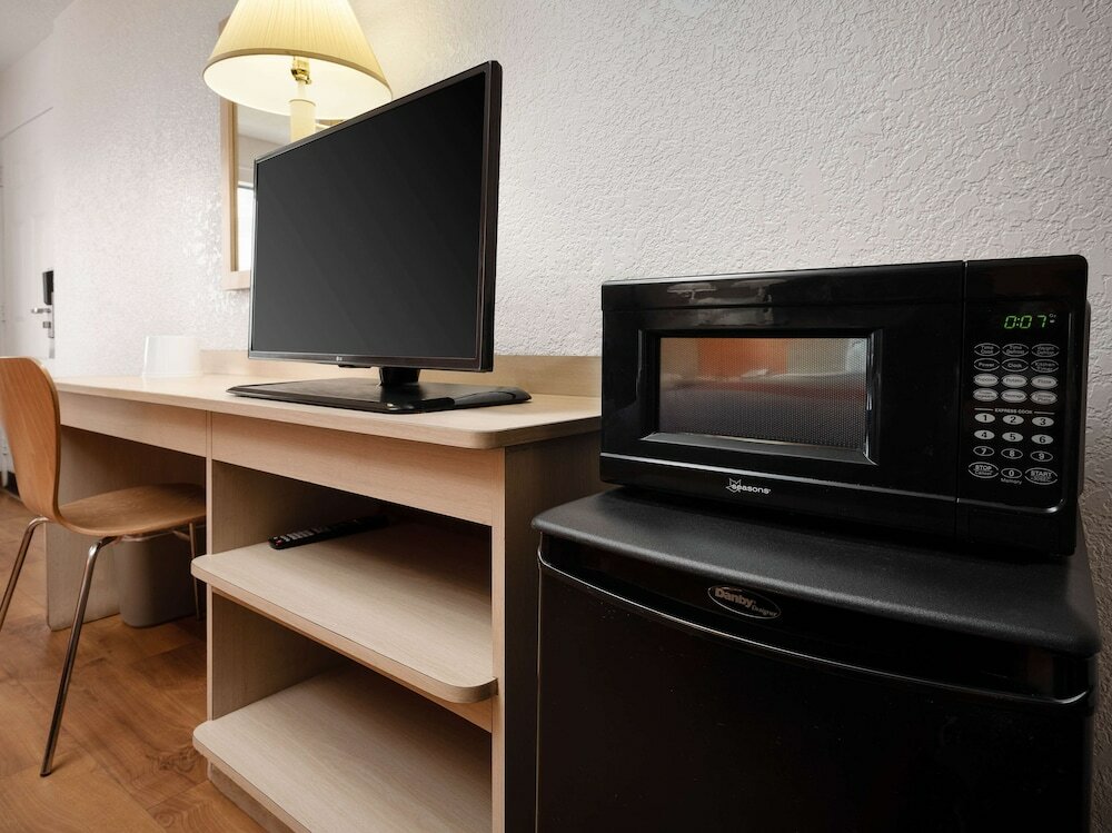 Фото Motel 6 Buena Park, Ca - Knotts Berry Farm - Disneyland