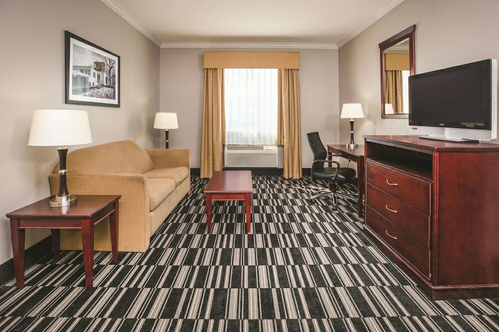 Фото La Quinta Inn & Suites by Wyndham Dallas South-DeSoto