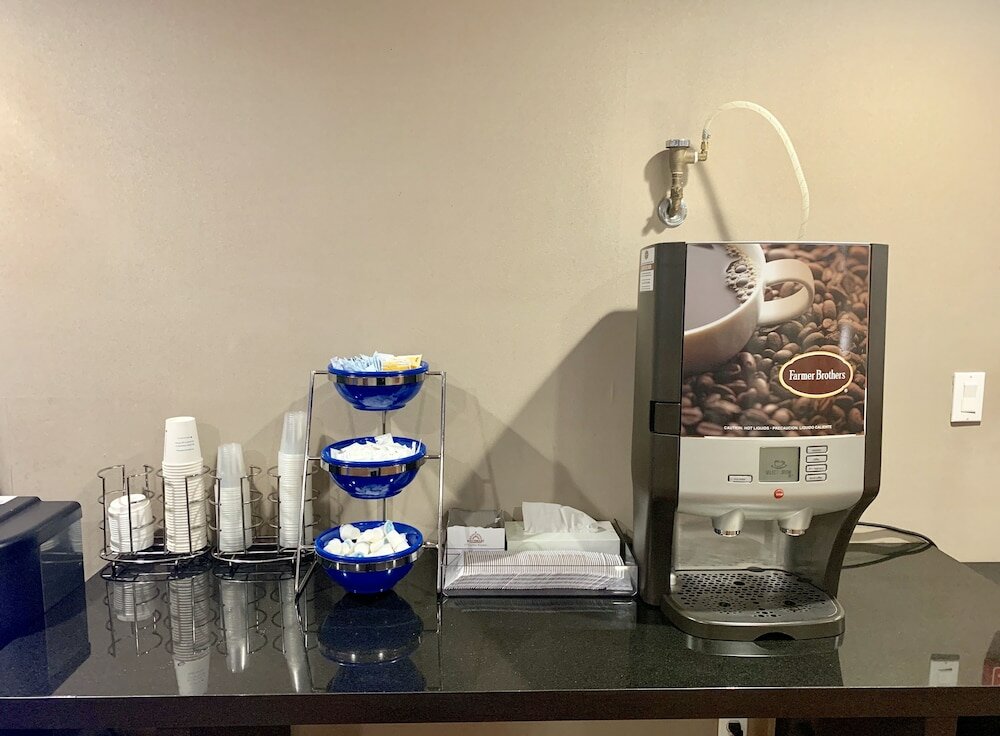 Фото Days Inn by Wyndham Brooklyn Borough Park