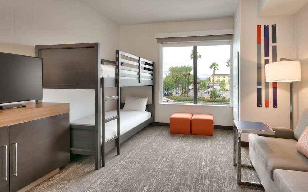 Фото Hampton Inn & Suites Anaheim Resort Convention Center