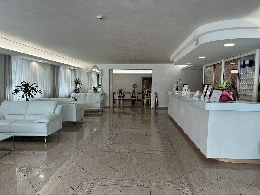 Фото Hotel Royal Plaza