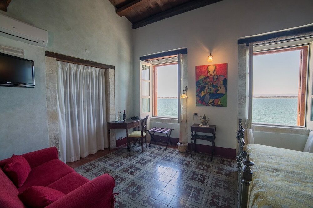 Фото Charme Hotel Henry's House