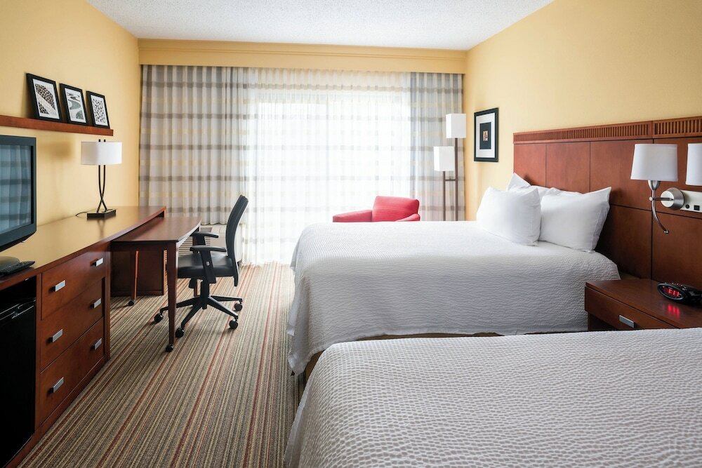 Фото Courtyard by Marriott Indianapolis Airport