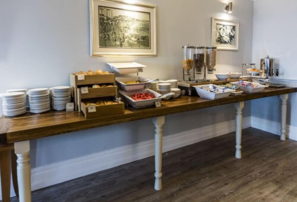 Фото The Old Ship Hotel