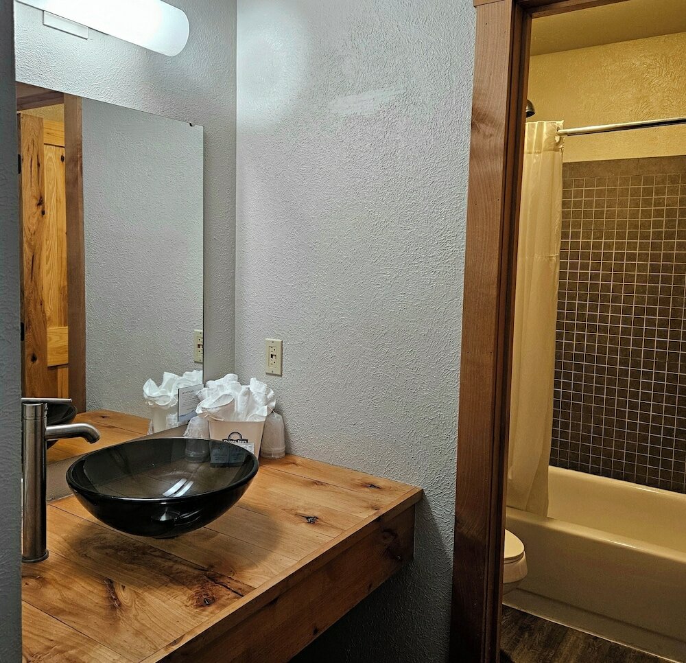 Фото Days Inn and Suites by Wyndham Downtown Missoula-University