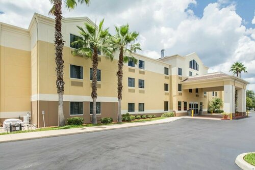 Гостиница Comfort Inn & Suites DeLand - near University в Делтоне