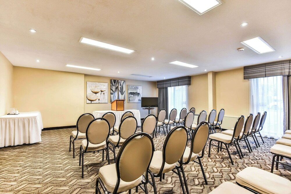 Фото Comfort Inn & Suites Ambassador Bridge