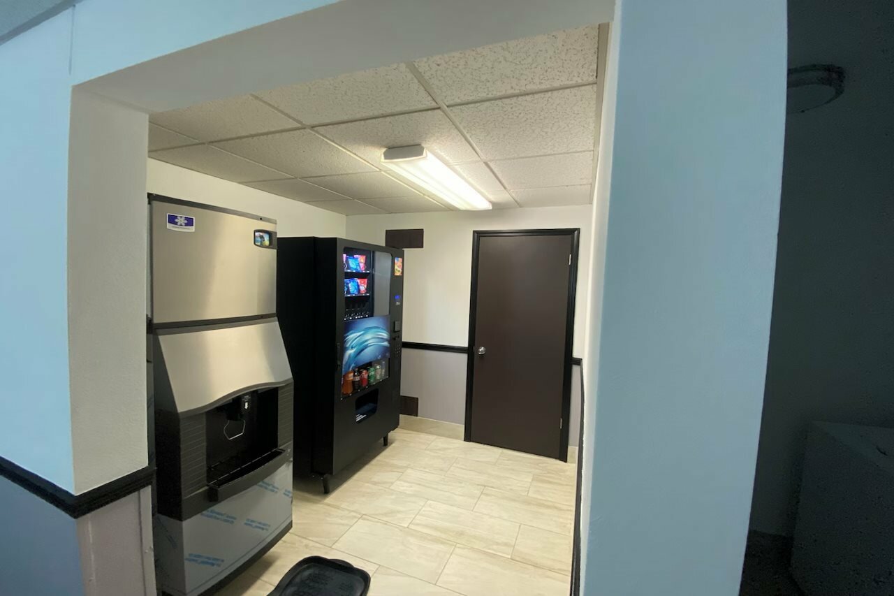 Фото Super 8 by Wyndham Oshkosh Airport