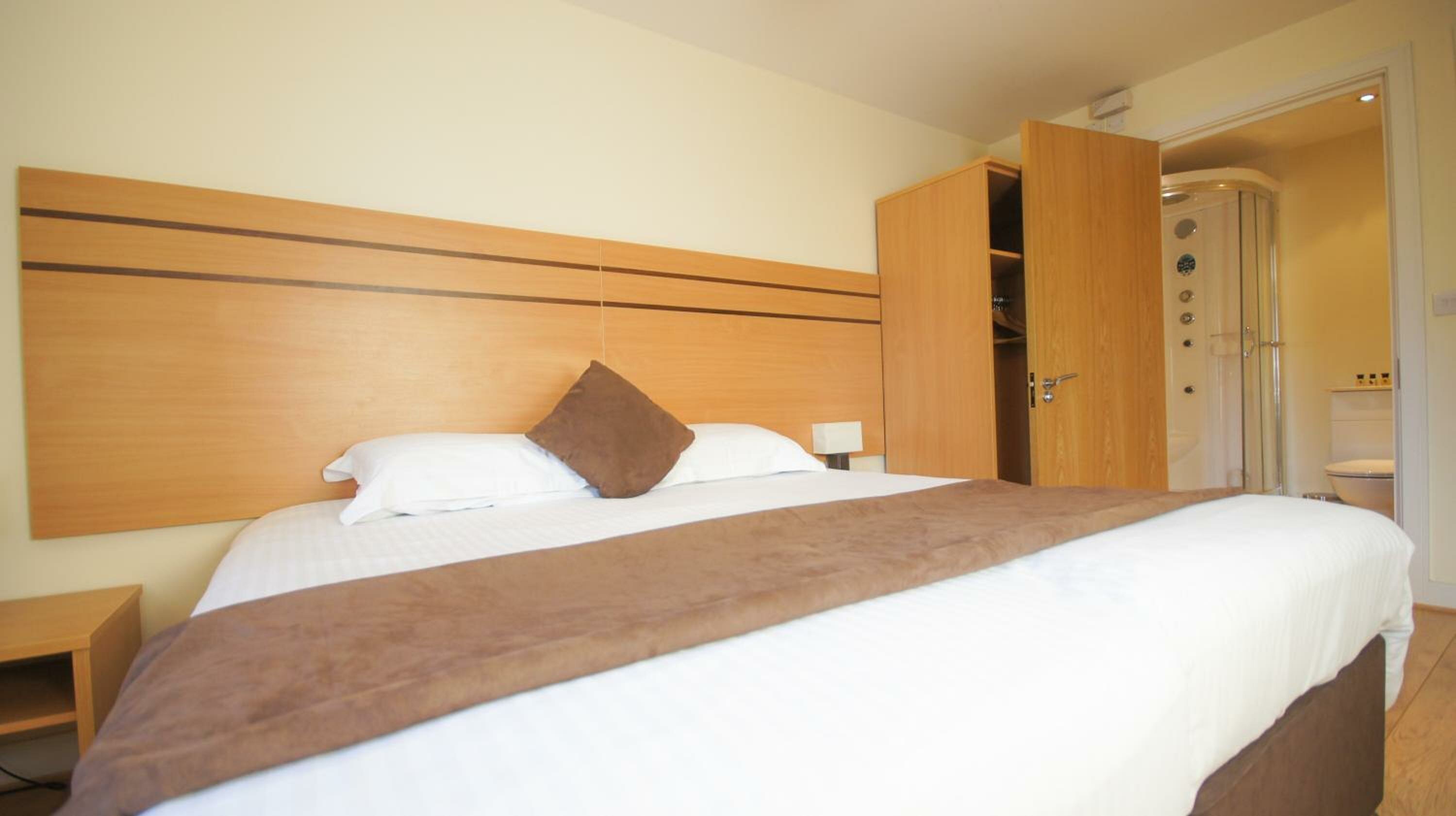 Фото Crompton Court