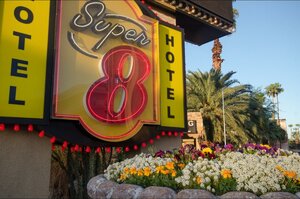 Гостиница Super 8 by Wyndham Las Vegas North Strip/Fremont St. Area