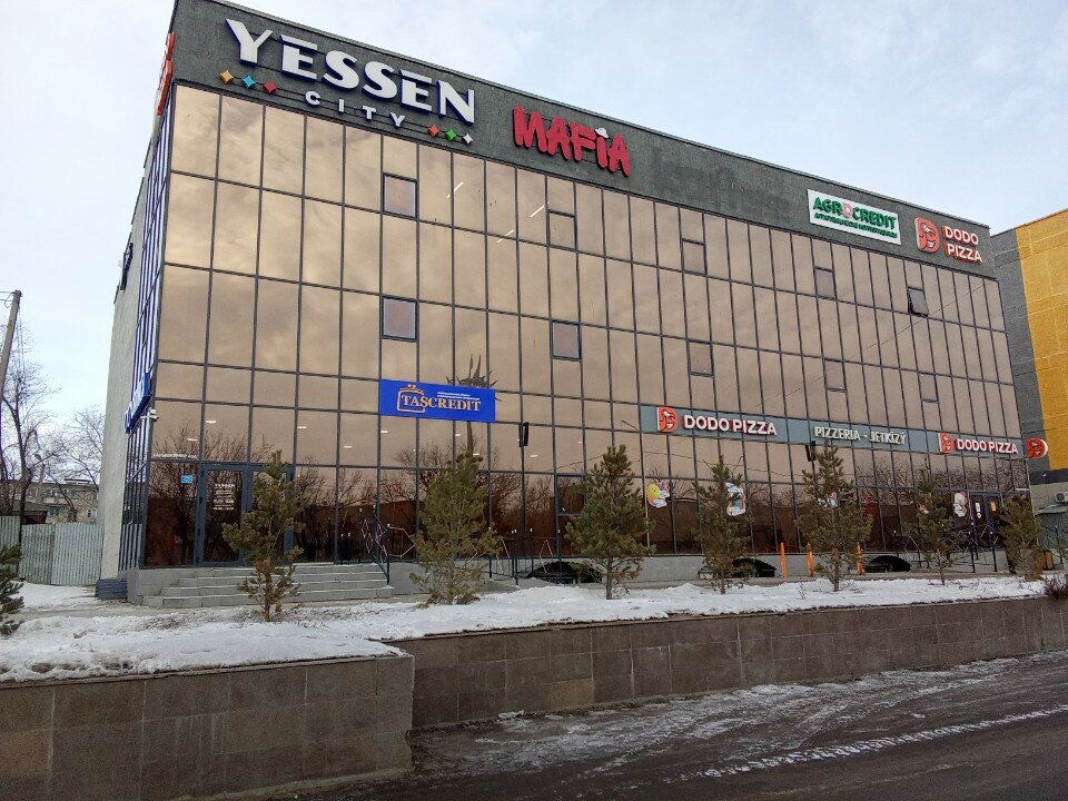 Қызы жыныс мүшесіне қолын тигізді, ол тік тұрды.