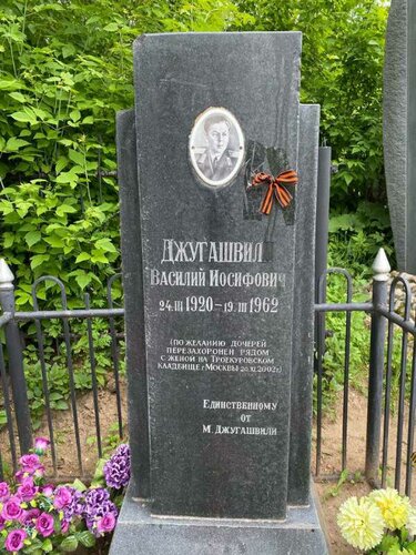 Xotin va hojatxonani tomosha qilayotgan jinsiy aloqa fotosurati