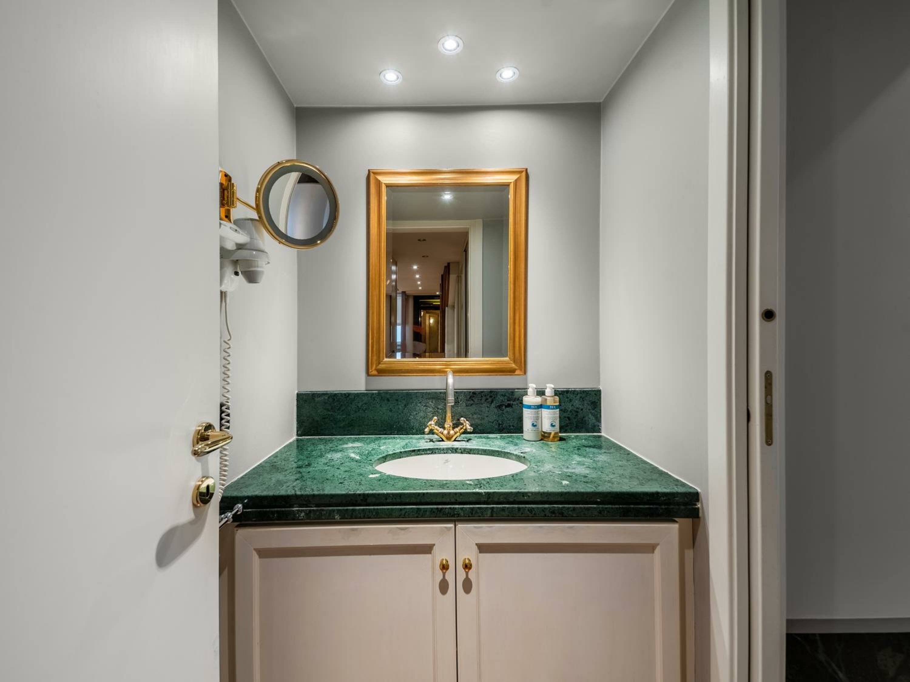 Фото Camperio House Suites