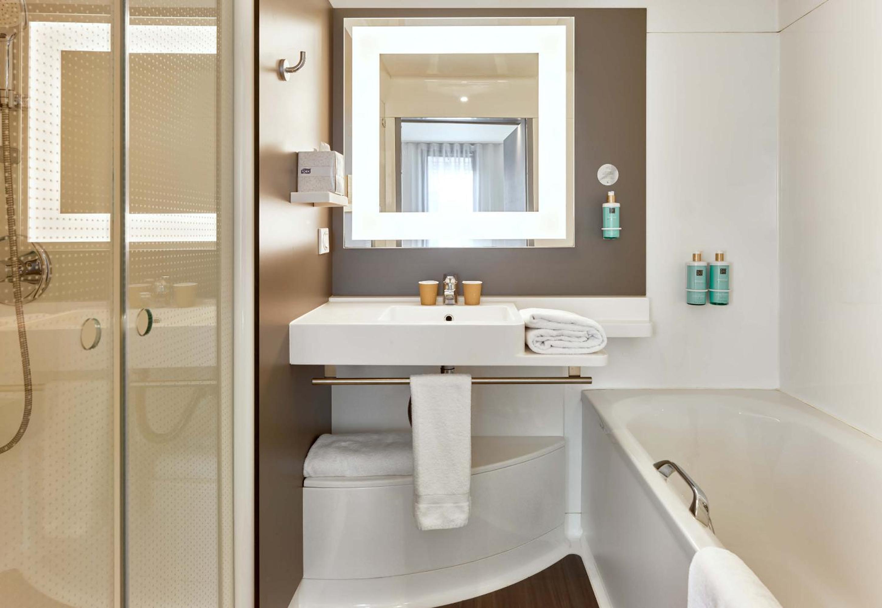 Фото B&b Hotel Rueil Malmaison Gare