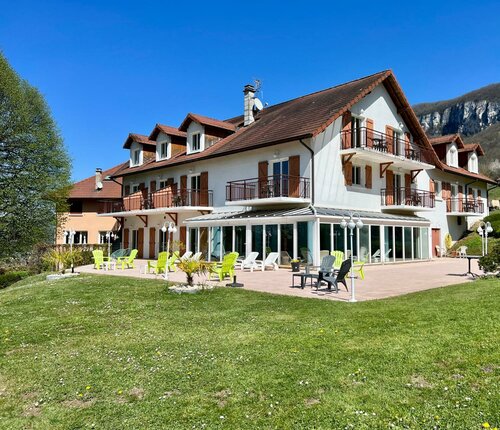 Гостиница The Originals Hotel Les Bergeronnettes