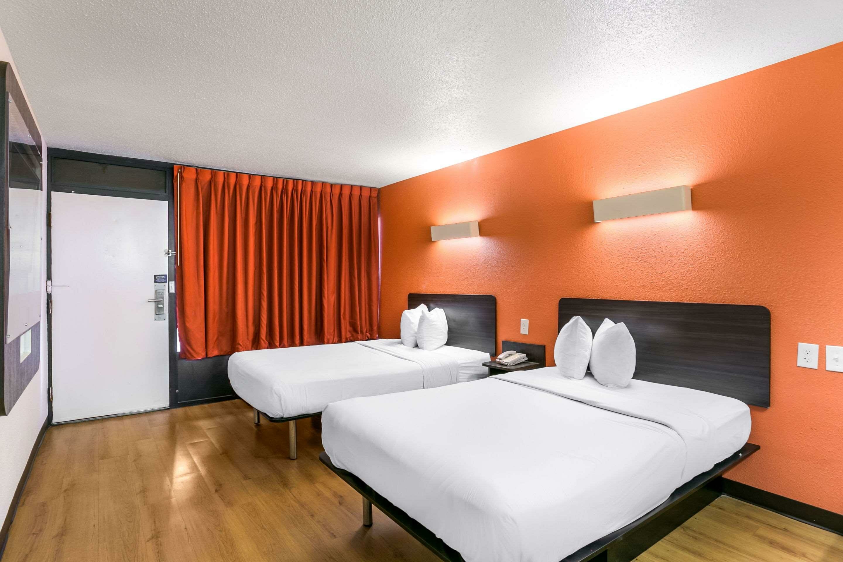 Фото Rodeway Inn Baltimore - Inner Harbor South