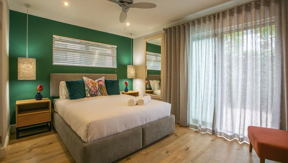 Фото Hout & About Guest House