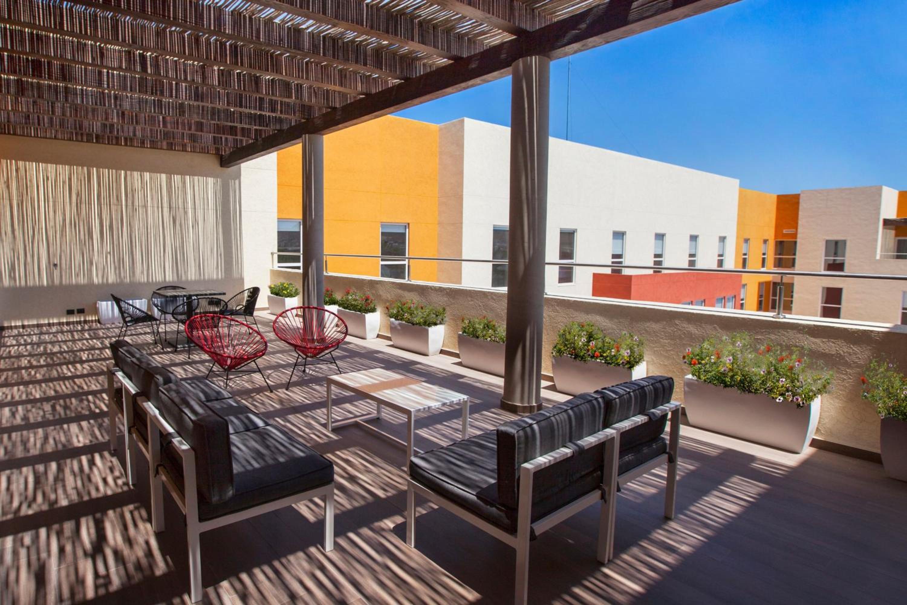 Фото City Express Suites by Marriott Cabo San Lucas