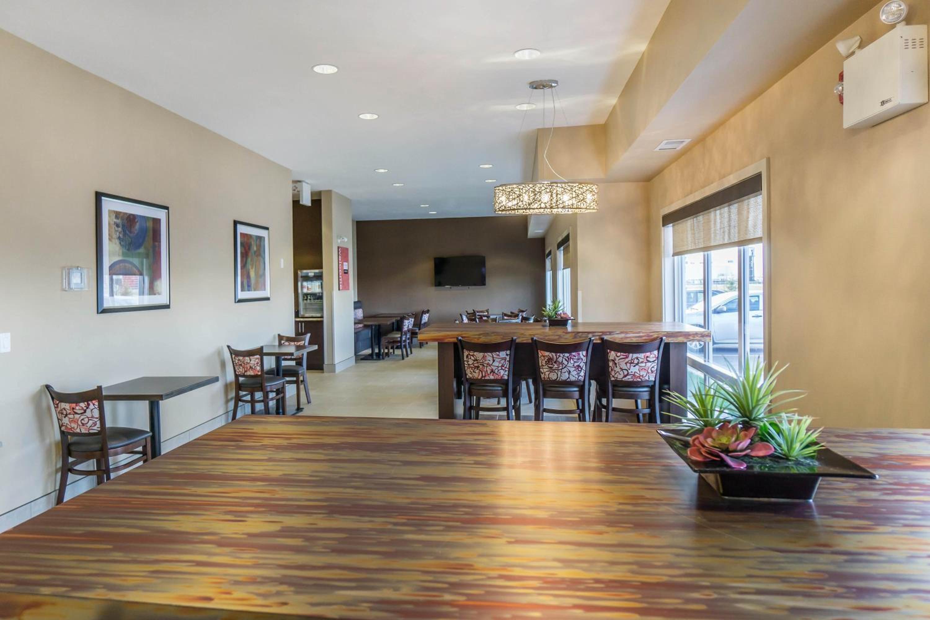 Фото Comfort Inn & Suites Edmonton International Airport