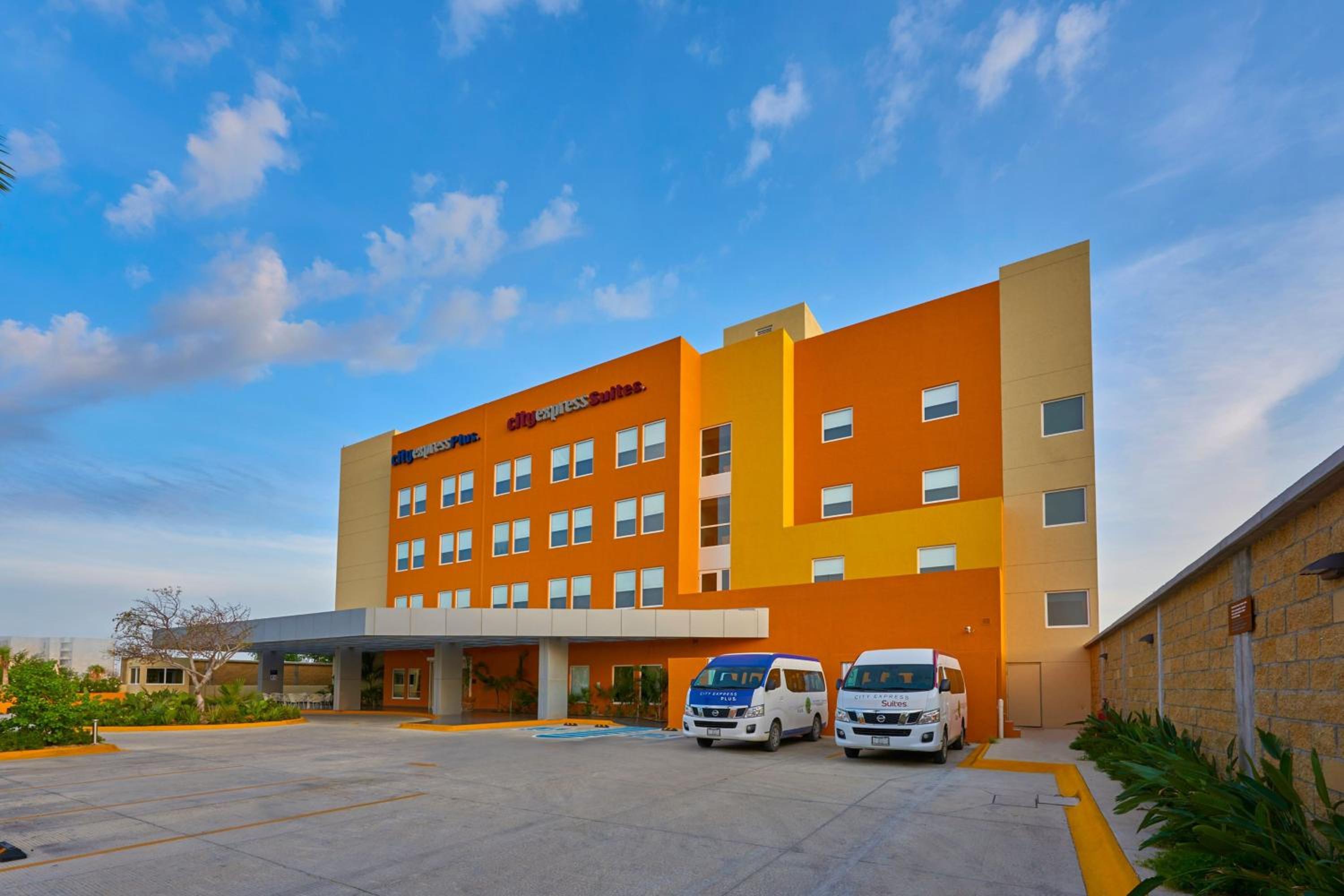 Фото City Express Suites by Marriott Cabo San Lucas