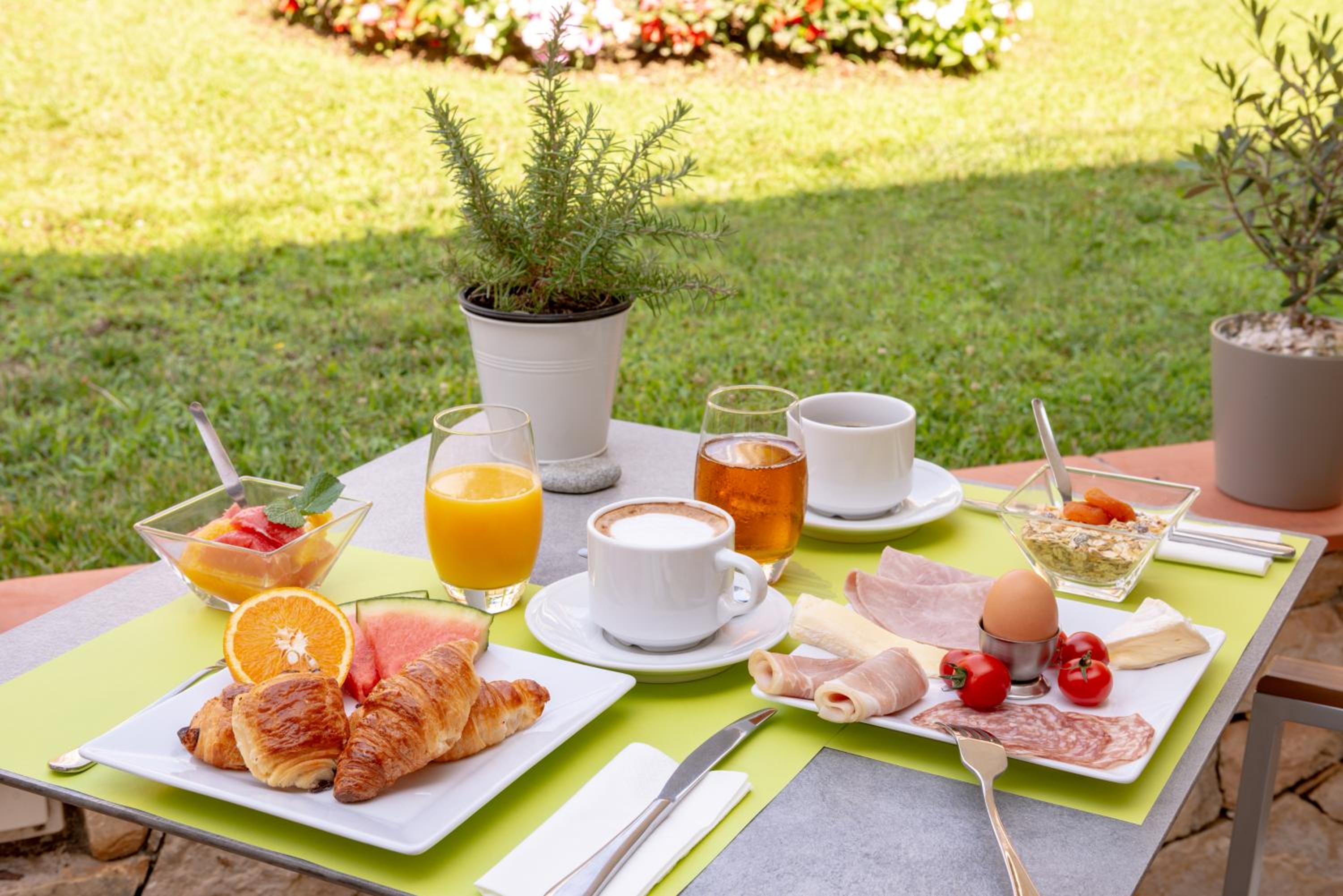 Фото The Originals Boutique, Hôtel Les Strélitzias, Antibes