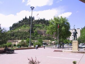 Kahramanmaras Castle (Kahramanmaraş, Onikişubat, Şehit Evliya Mah.) ، معلم جذب سياحي