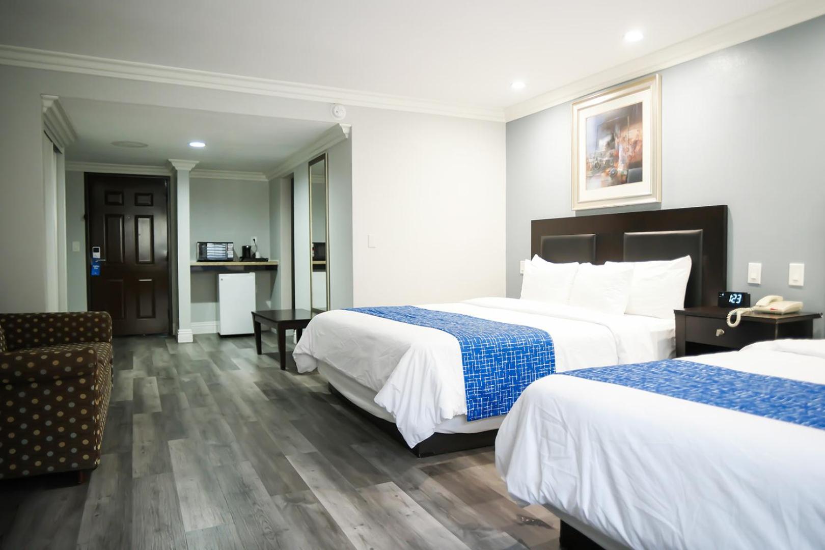 Фото Days Inn by Wyndham West Covina