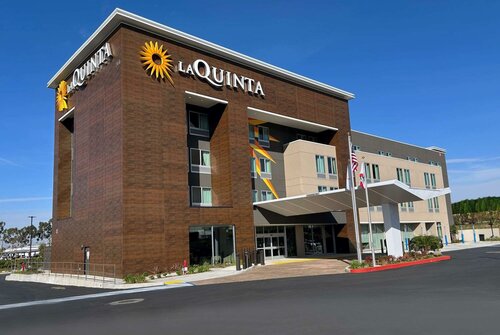 Гостиница La Quinta Inn & Suites by Wyndham La Habra в Фуллертоне