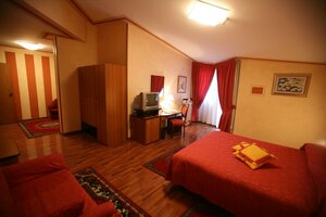 Hotel La Ruota (Piedmont, Provincia di Cuneo, Strada Statale Monregalese, 7), hotel